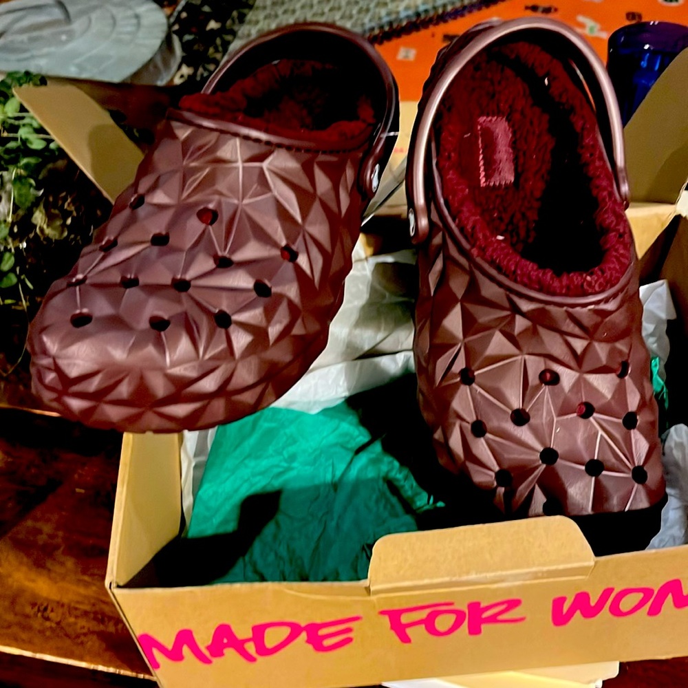 Geometric burgundy faux fur crocs
